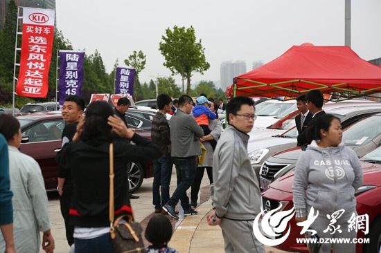 展览会最后一天，车展现场人气旺（摄影 陈帆）