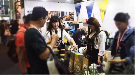 简山时间原叶袋泡茶亮相上海中食展(图1) 此次2016年中食展具有很强的区域食品特色,包括到波兰的食品饮料展品、韩国进口食品展、英国展团的顶级乳制品和甜品、迪拜、白俄罗斯和印度展团今年在展会中也进行了令人瞩目的参展首秀。