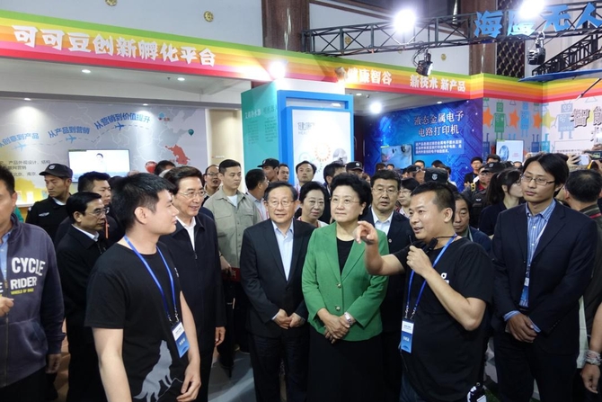 刘延东参观大唐网络生态区展台
