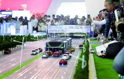 “巴铁”模型吸引了众多参观者的关注