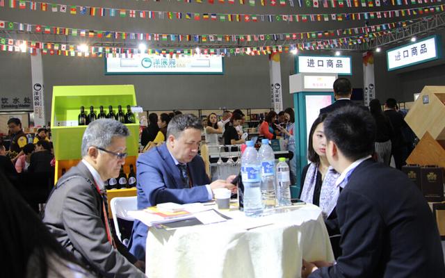 洋展购惊艳亮相渝洽会人气爆棚(图3) 洋展购惊艳亮相渝洽会 人气爆棚首日销售破百万